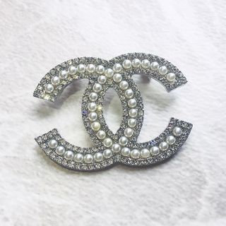 シャネル(CHANEL)の⭐️新商品 CHANEL パール ブローチ キラキラ ［残りわずか］(ブローチ/コサージュ)