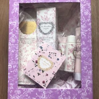 レメルヴェイユーズラデュレ(Les Merveilleuses LADUREE)のレ・メルヴェイユーズ ラデュレ ローズ トラベルキット LADUREE(ボディローション/ミルク)