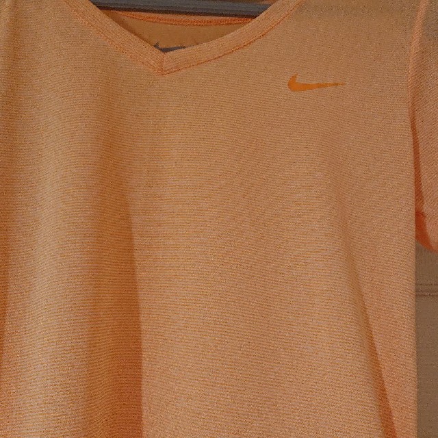 NIKE(ナイキ)のナイキ コーラルオレンジTシャツ レディースのトップス(Tシャツ(半袖/袖なし))の商品写真