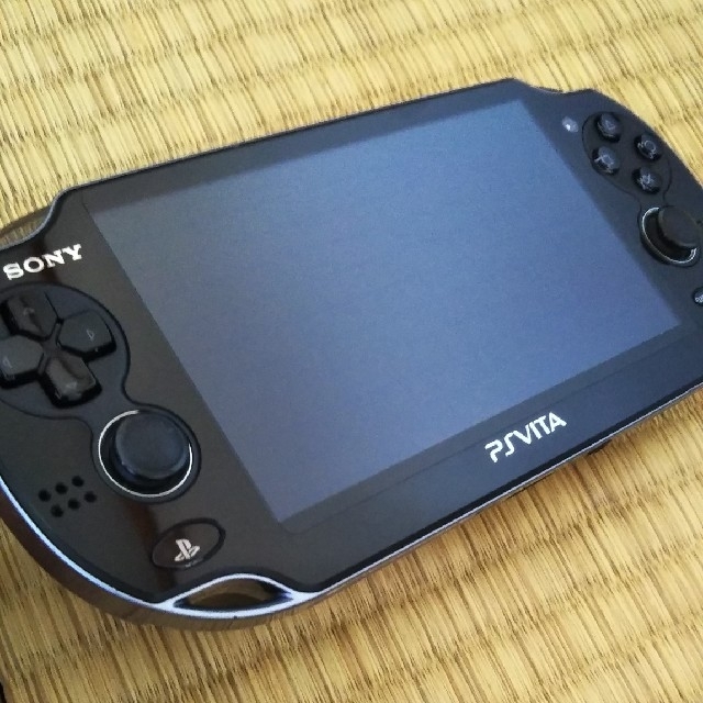 PlayStation Vita(プレイステーションヴィータ)のPlayStation Vita WiFi型 PCH-1100＋メモリ-・ソフト エンタメ/ホビーのゲームソフト/ゲーム機本体(携帯用ゲーム機本体)の商品写真