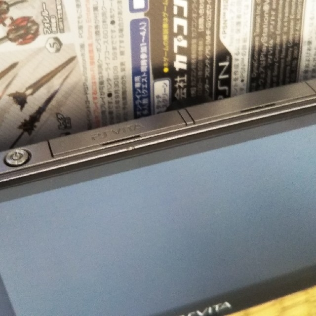 PlayStation Vita(プレイステーションヴィータ)のPlayStation Vita WiFi型 PCH-1100＋メモリ-・ソフト エンタメ/ホビーのゲームソフト/ゲーム機本体(携帯用ゲーム機本体)の商品写真