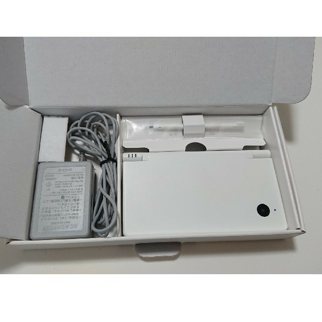 ニンテンドーDS(ニンテンドーDS)のNintendo DS 本体 ニンテンドー DSI WHITE エンタメ/ホビーのゲームソフト/ゲーム機本体(携帯用ゲーム機本体)の商品写真