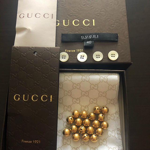 Gucci(グッチ)の💫お値下げセール価格⭐️GUCCI✨2種類ボタン レディースのファッション小物(その他)の商品写真