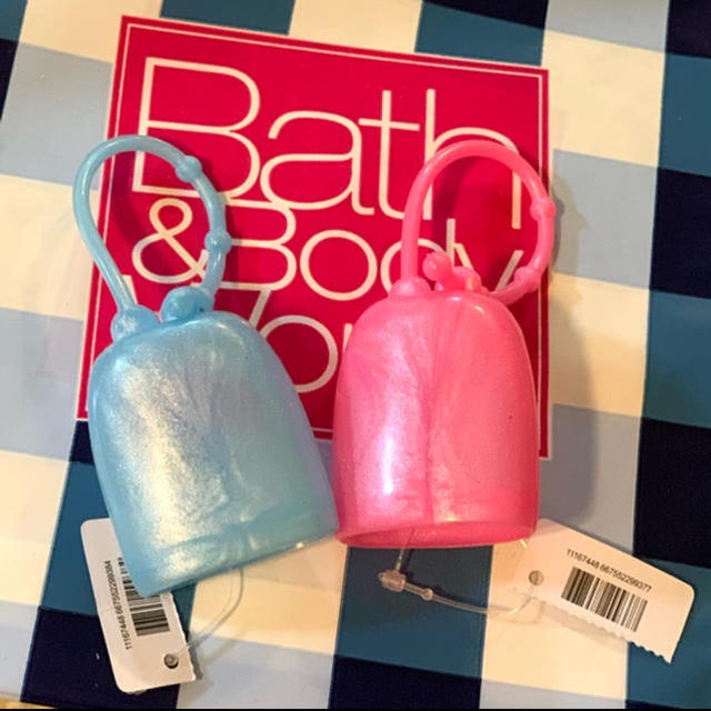 Bath & Body Works(バスアンドボディーワークス)のBath&BodyWorks ハンドジェル用 ホルダー ブルー&ピンク2点セット インテリア/住まい/日用品の日用品/生活雑貨/旅行(日用品/生活雑貨)の商品写真