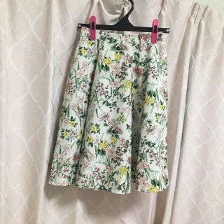 トッコ(tocco)の【SALE tocco closet】トッコクローゼット　花柄スカート　ホワイト(ひざ丈スカート)