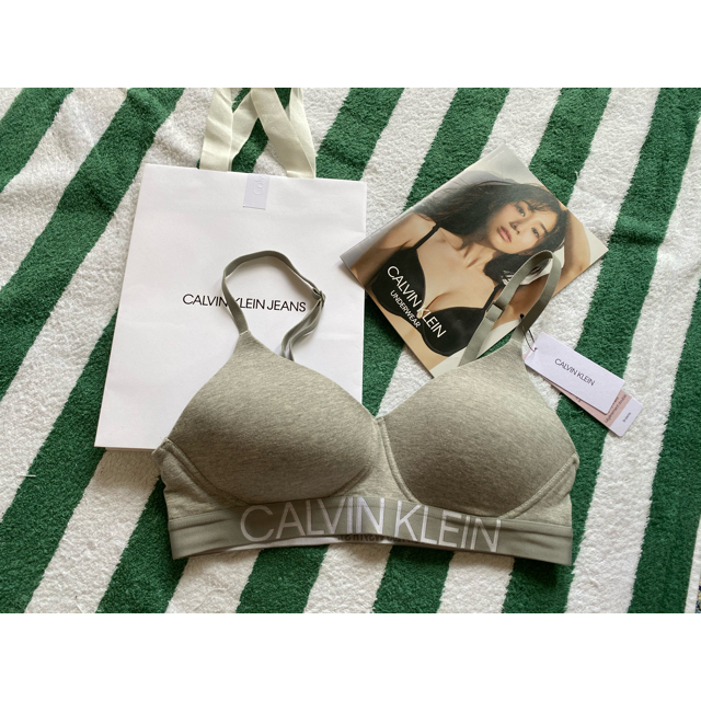 Calvin Klein(カルバンクライン)のCalvin Klein ブラレット　グレー　Mサイズ　ショッパー　カタログ付き レディースの下着/アンダーウェア(ブラ)の商品写真