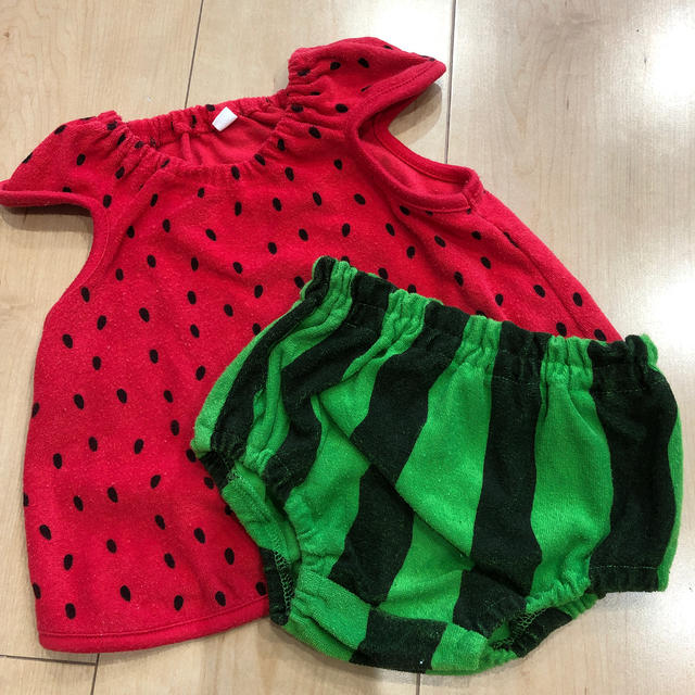 西松屋(ニシマツヤ)のスイカの服　赤ちゃん　70cm キッズ/ベビー/マタニティのベビー服(~85cm)(シャツ/カットソー)の商品写真