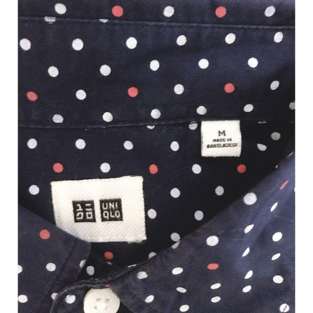 UNIQLO(ユニクロ)の【中古】ユニクロ　紺色ドット柄　シャツ　半袖　メンズ メンズのトップス(シャツ)の商品写真