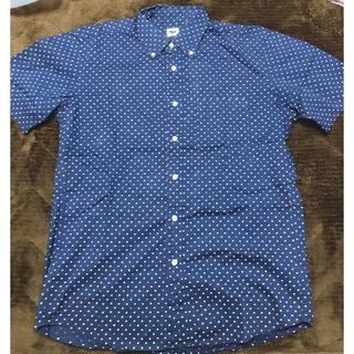 ユニクロ(UNIQLO)の【中古】ユニクロ　紺色ドット柄　シャツ　半袖　メンズ(シャツ)