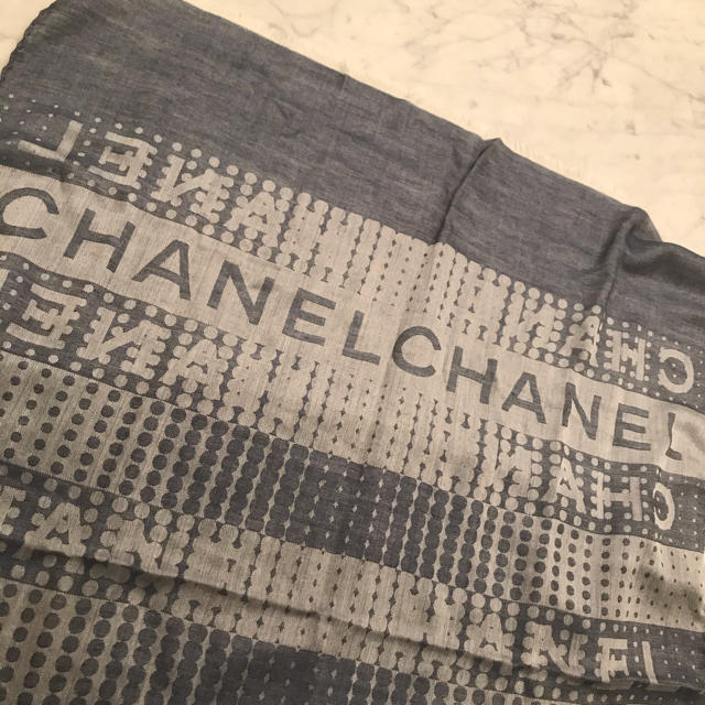 CHANEL(シャネル)の【新品未使用】CHANEL ストール レディースのファッション小物(ストール/パシュミナ)の商品写真