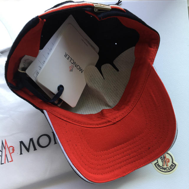 MONCLER(モンクレール)の新品タグ付き　モンクレール ベースボールキャップネイビーMONCLER NAVY メンズの帽子(キャップ)の商品写真