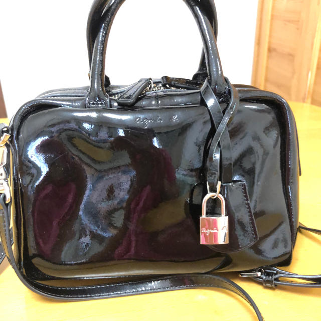 agnes b.(アニエスベー)のアニエスベー　エナメルショルダー レディースのバッグ(ショルダーバッグ)の商品写真
