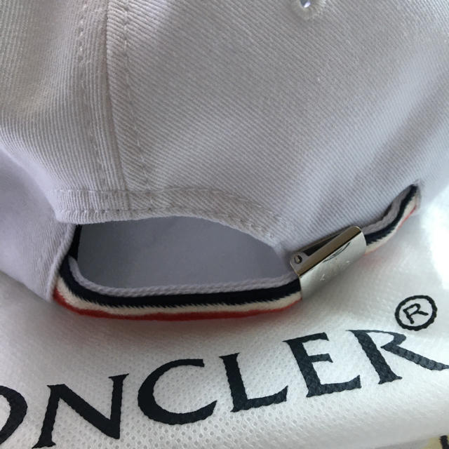 MONCLER(モンクレール)の新品タグ付き　モンクレール　ベースボールキャップ　白　MONCLER white メンズの帽子(キャップ)の商品写真