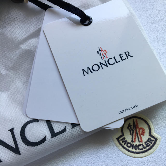 MONCLER(モンクレール)の新品タグ付き　モンクレール　ベースボールキャップ　白　MONCLER white メンズの帽子(キャップ)の商品写真