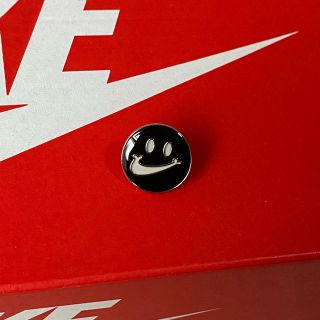 NIKE ナイキ　笑顔ピンバッジ　ニコピンバッジ　ブラック　黒色　1ピス(その他)