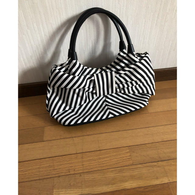 kate spade new york(ケイトスペードニューヨーク)のkate spade ボーダーバッグ　ハンドバッグ　白黒 レディースのバッグ(ハンドバッグ)の商品写真