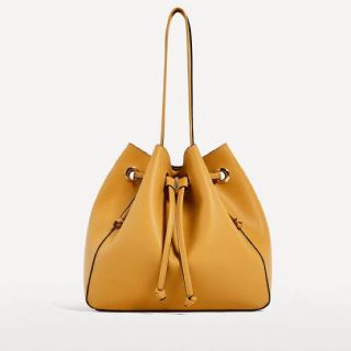 ザラ(ZARA)のZARA マスタードイエロー　巾着バッグ　トートバッグ(トートバッグ)