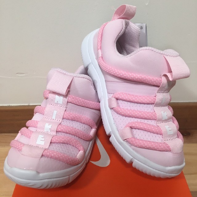 NIKE(ナイキ)の【新品】ナイキ ノーヴィス ノービス（ピンク:16.5〜17.5㎝） キッズ/ベビー/マタニティのキッズ靴/シューズ(15cm~)(スリッポン)の商品写真