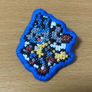 ハンドメイド ポケモン ブローチ クロスステッチ　メガルカリオ(コサージュ/ブローチ)