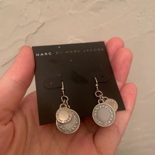 マークバイマークジェイコブス(MARC BY MARC JACOBS)のマークピアス　白シルバー(ピアス)