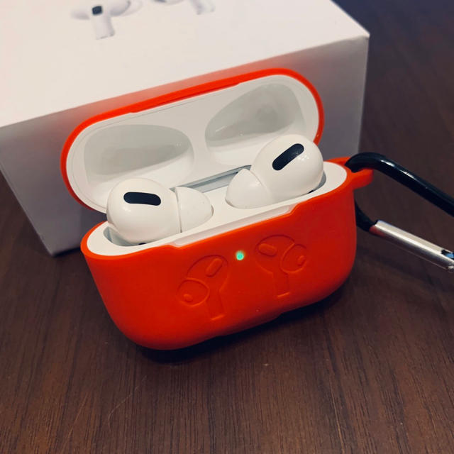 【レッド】AirPods pro シリコンケース スマホ/家電/カメラのオーディオ機器(ヘッドフォン/イヤフォン)の商品写真