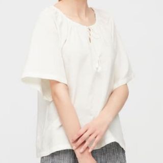 ユニクロ(UNIQLO)の今季ユニクロJWアンダーソンのギャザーブラウスLサイズ新品タグつき(シャツ/ブラウス(半袖/袖なし))