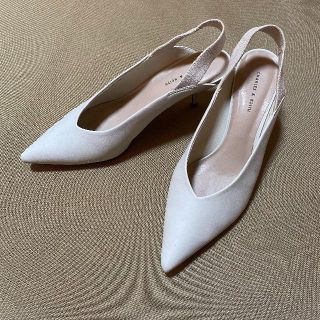 チャールズアンドキース(Charles and Keith)のバッグストラップ白パンプス(ハイヒール/パンプス)