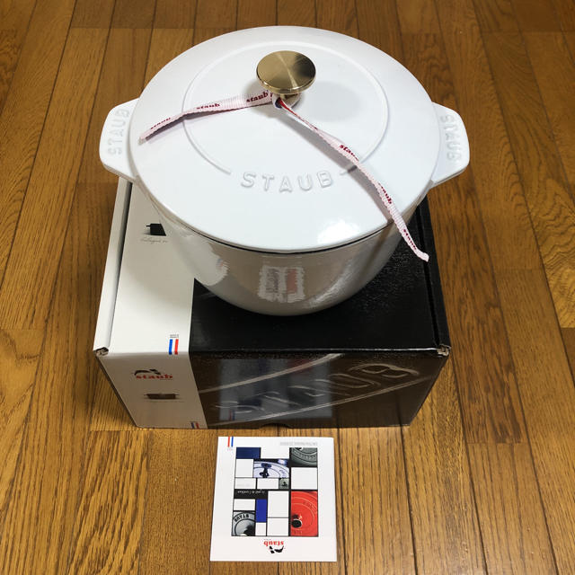 STAUB(ストウブ)の★新品★STAUB ファミリー ライス ココット ホワイト 20cm ストウブ インテリア/住まい/日用品のキッチン/食器(調理道具/製菓道具)の商品写真