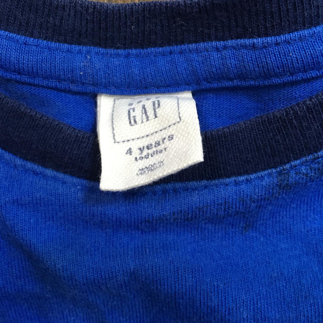 babyGAP(ベビーギャップ)のTシャツ baby GAP ４years 105 100 サメ 青 ブルー キッズ/ベビー/マタニティのキッズ服男の子用(90cm~)(Tシャツ/カットソー)の商品写真