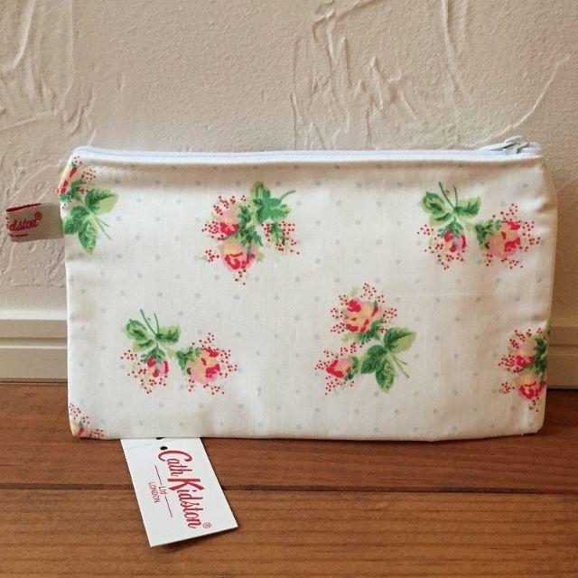 Cath Kidston(キャスキッドソン)の新品 UK製 キャスキッドソン コットンフラットパース ローズスプリグホワイト レディースのファッション小物(ポーチ)の商品写真