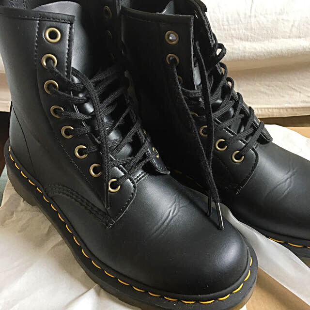 日本未発売❗️本最終値❗️Dr. Martensヴィーガン　8ホール　黒ブーツ