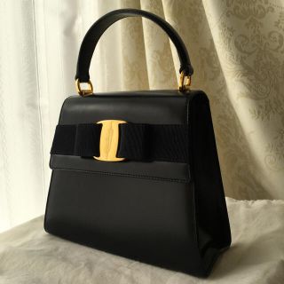 サルヴァトーレフェラガモ(Salvatore Ferragamo)のフェラガモ ヴァラリボンバッグ(ハンドバッグ)