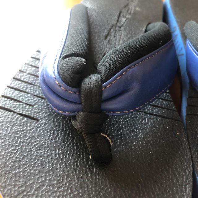ビーチサンダル　23cm 黒×青 キッズ/ベビー/マタニティのキッズ靴/シューズ(15cm~)(サンダル)の商品写真