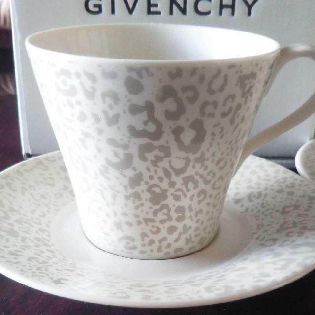 GIVENCHY(ジバンシィ)の【takatan 様専用】GIVENCHYコーヒーカップ2客 インテリア/住まい/日用品のキッチン/食器(グラス/カップ)の商品写真