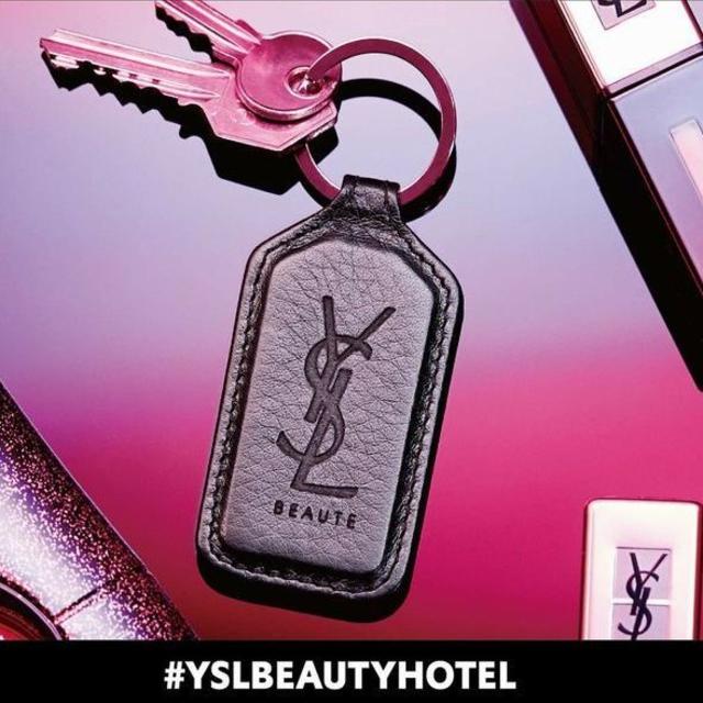 Yves Saint Laurent Beaute(イヴサンローランボーテ)の送込 1点のみ YSL 本革 キーホルダー イベント 非売品   レディースのファッション小物(キーホルダー)の商品写真