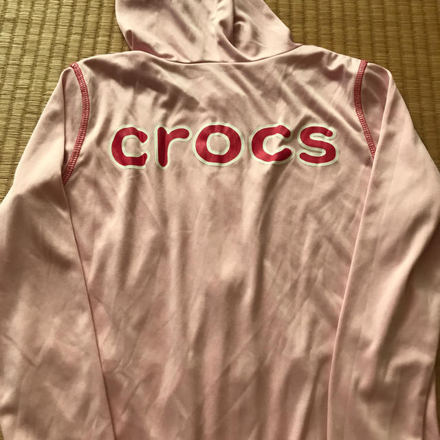 crocs(クロックス)の130サイズ　ラッシュガード　クロックス キッズ/ベビー/マタニティのキッズ服女の子用(90cm~)(水着)の商品写真