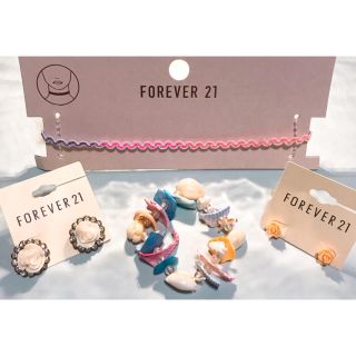 フォーエバートゥエンティーワン(FOREVER 21)の新品　未使用　フォーエバー21 チョーカー　シェルブレスレット　薔薇ピアス(ブレスレット/バングル)