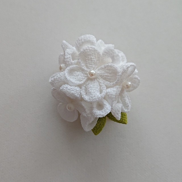 つまみ細工紫陽花(白)ブローチ&髪飾り ハンドメイドのアクセサリー(コサージュ/ブローチ)の商品写真
