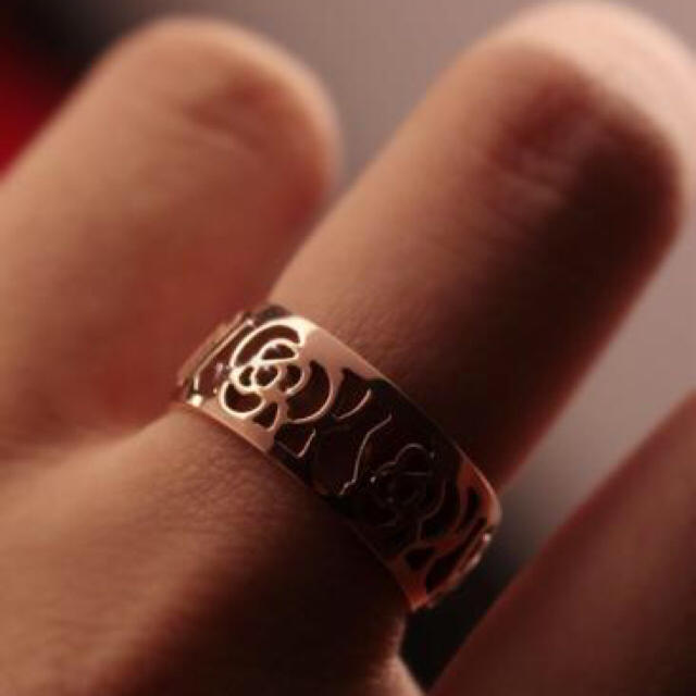穴開き バラ 花 リング レディース レディースのアクセサリー(リング(指輪))の商品写真