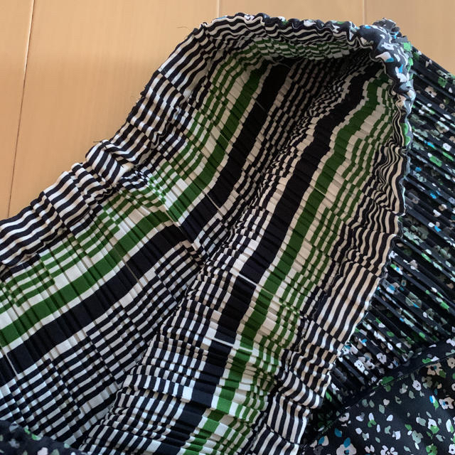 kumikyoku（組曲）(クミキョク)の大きめサイズ6 リバーシブルプリーツスカート！ レディースのスカート(ひざ丈スカート)の商品写真