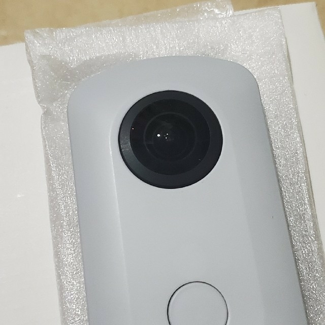 RICOH(リコー)の【ハシダイ様専用】RICOH THETA SC ホワイト スマホ/家電/カメラのカメラ(コンパクトデジタルカメラ)の商品写真