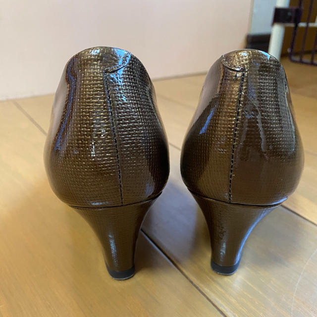 GINZA Kanematsu(ギンザカネマツ)の銀座かねまつ　ブラウングリッターエナメルパンプス　ウエッジソール　21.5 レディースの靴/シューズ(ハイヒール/パンプス)の商品写真