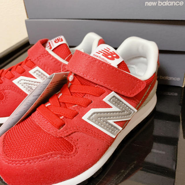 New Balance(ニューバランス)の17.0 新品 ニューバランス スニーカー 996 レッド キッズ キッズ/ベビー/マタニティのキッズ靴/シューズ(15cm~)(スニーカー)の商品写真