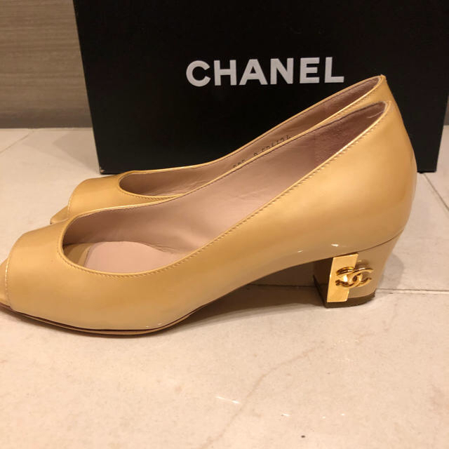 CHANEL(シャネル)のシャネルCHANELエナメルオープントゥパンプス　ベージュ341/2  22㎝ レディースの靴/シューズ(ハイヒール/パンプス)の商品写真