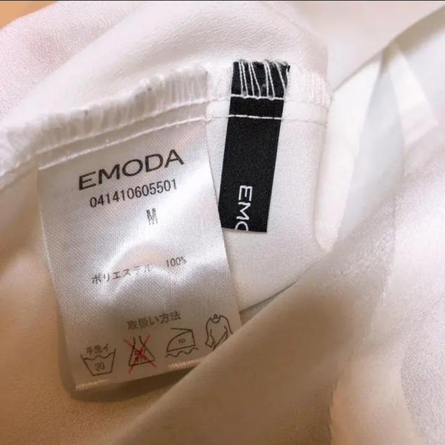 EMODA(エモダ)のクロップド丈　トップス 白　ブラウス　EMODA レディースのトップス(カットソー(半袖/袖なし))の商品写真