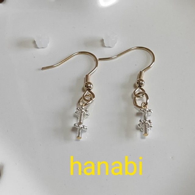 hanabi Aピアス   花シリコンキャッチ付き ハンドメイドのアクセサリー(ピアス)の商品写真