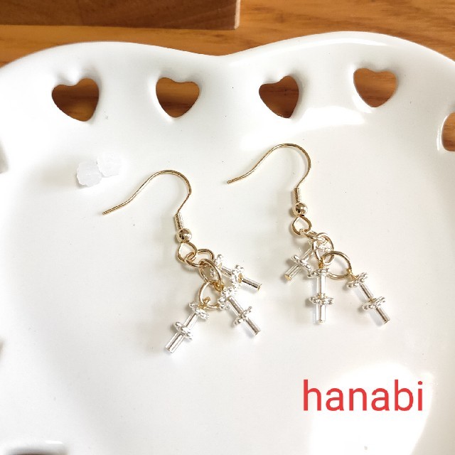 hanabi Cピアス 花シリコンキャッチ付き ハンドメイドのアクセサリー(ピアス)の商品写真