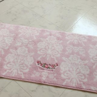 ローラアシュレイ(LAURA ASHLEY)のローラアシュレイ　ピンク　花柄　キッチンマット　長方形　ラグ(収納/キッチン雑貨)