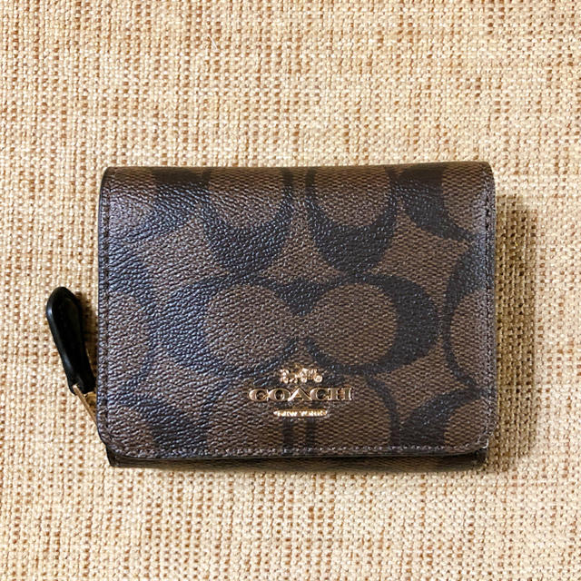 【新品】COACH シグネチャー スモール トライフォールド ウォレット