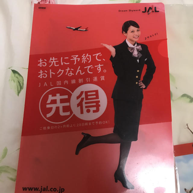 JAL(日本航空)(ジャル(ニホンコウクウ))の相武紗季さんJALクリアファイル2枚と2009年卓上カレンダー エンタメ/ホビーのタレントグッズ(アイドルグッズ)の商品写真